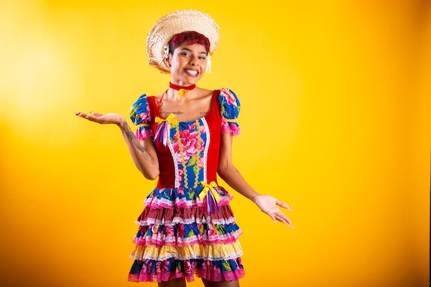 Mujer brasileña con ropa de festa junina Arraial Fiesta de San Juan brazos abiertos