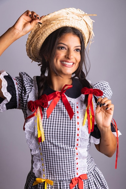 Foto mujer brasileña con ropa de festa de sao joao festa junina retrato vertical