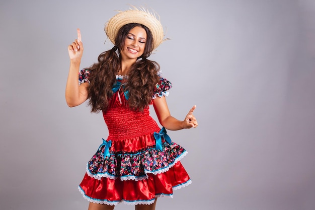 Mujer brasileña con ropa de fiesta de junio Fiesta de San Juan Bailando