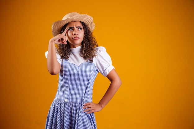 Mujer brasileña con ropa típica de la Festa Junina con brazos cruzados