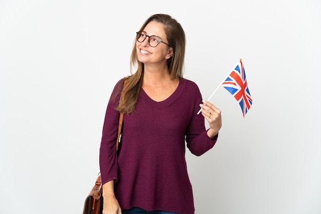 Mujer brasileña sosteniendo una bandera del Reino Unido