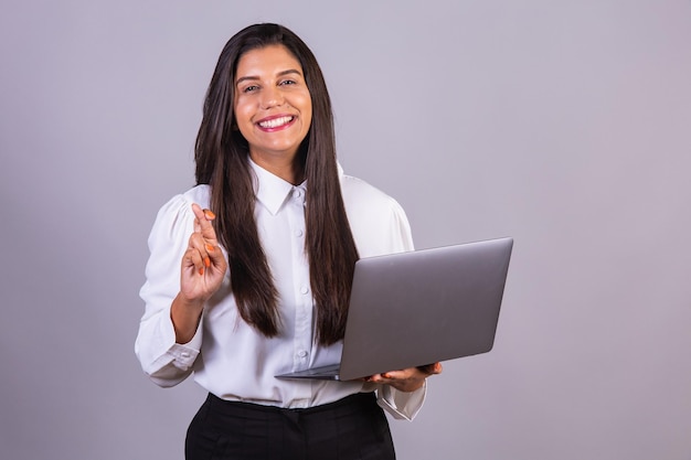 Mujer brasileña sosteniendo una computadora portátil