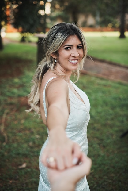 mujer brasileña, tenencia, hombre, mano, y, sonriente