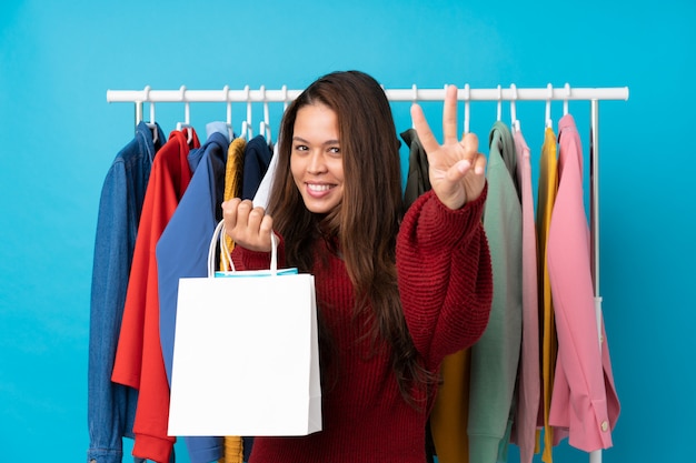 Mujer brasileña en tienda de ropa