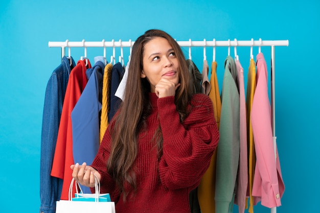 Mujer brasileña en tienda de ropa