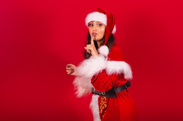 Mujer brasileña vestida con ropa navideña Papá Noel caminando en silencio sin ruido secreto