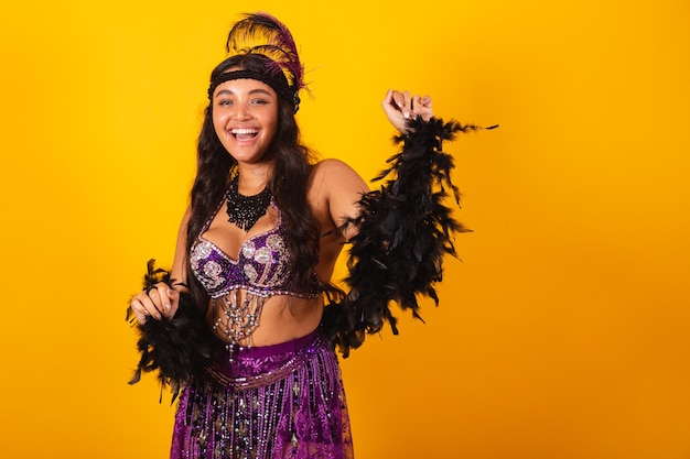 Mujer brasileña vistiendo ropa de carnaval bailando fiesta