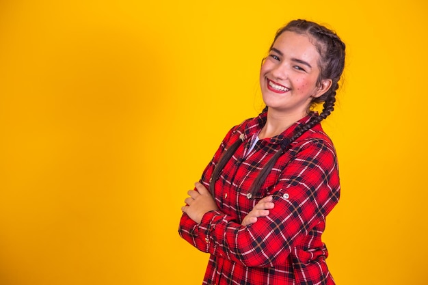 Mujer brasileña vistiendo ropa típica para la Festa Junina con brazos cruzados