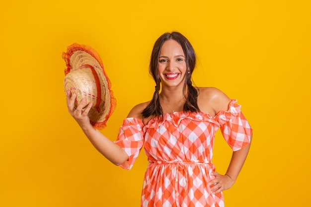 Mujer brasileña vistiendo ropa típica para la Festa Junina