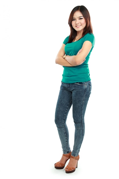 Mujer con los brazos cruzados y sonriendo