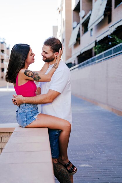 Foto mujer con los brazos levantados mientras está de pie contra el edificio