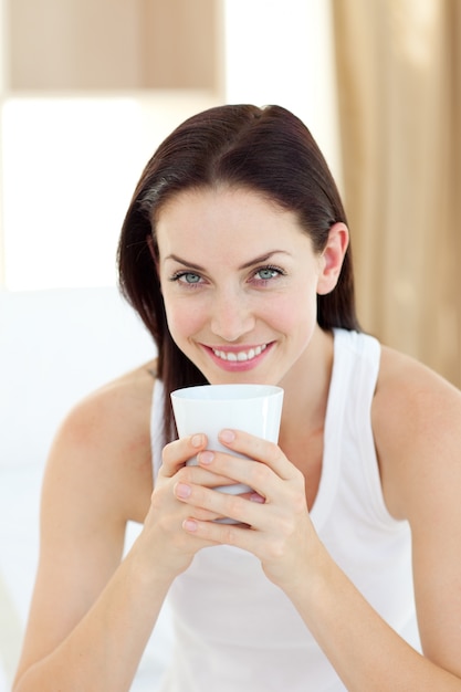 Mujer brillante bebiendo un café