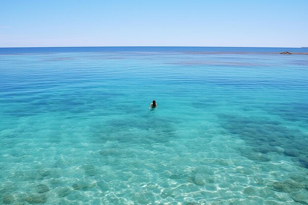 Mujer buceando en aguas azules claras