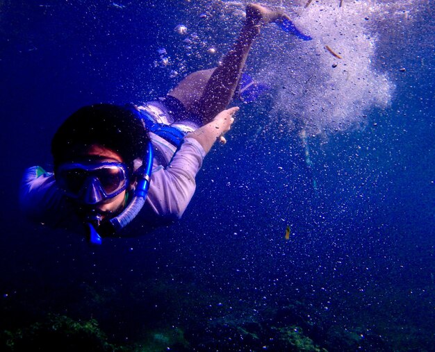 Foto mujer buceando bajo el mar