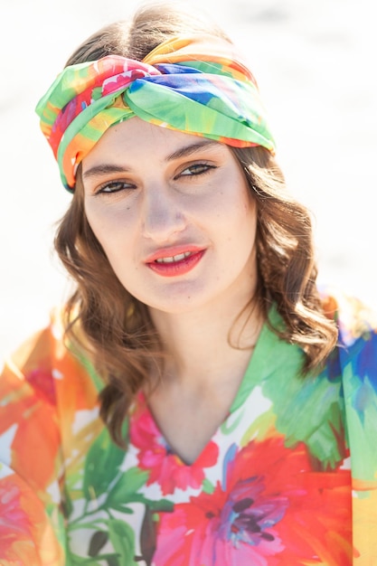 Foto una mujer con una bufanda colorida posa para una foto.