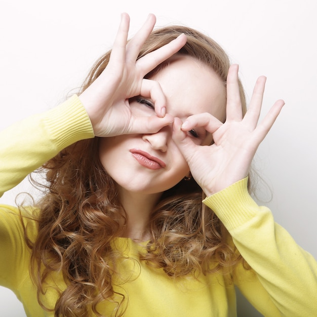 Mujer buscando algo con los ojos bien abiertos