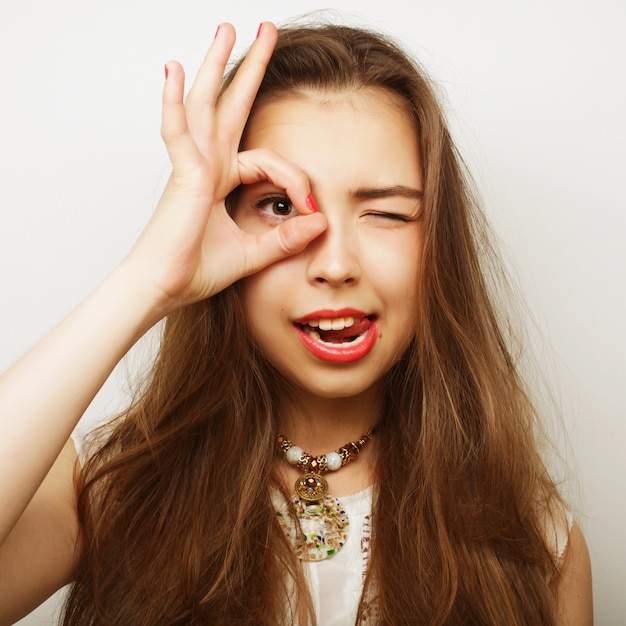 Foto mujer buscando algo con los ojos bien abiertos