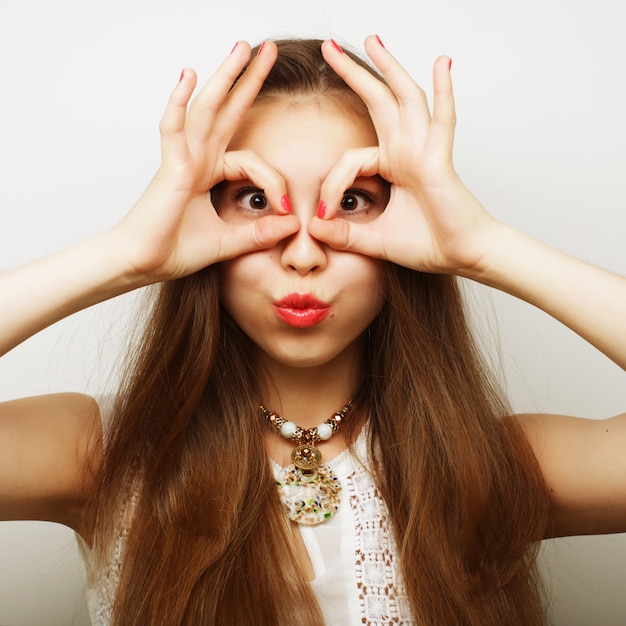 Foto mujer buscando algo con los ojos bien abiertos