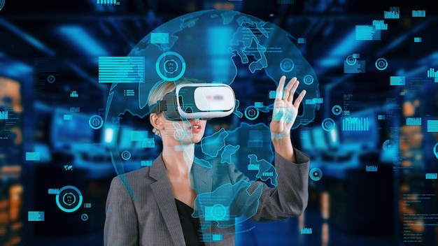 Mujer buscando datos con la mano deslizando el monitor de análisis del mundo VR Contrapción