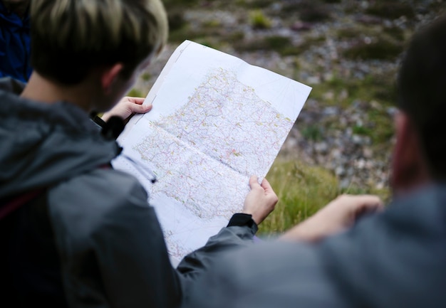 Mujer buscando su ubicación en un mapa