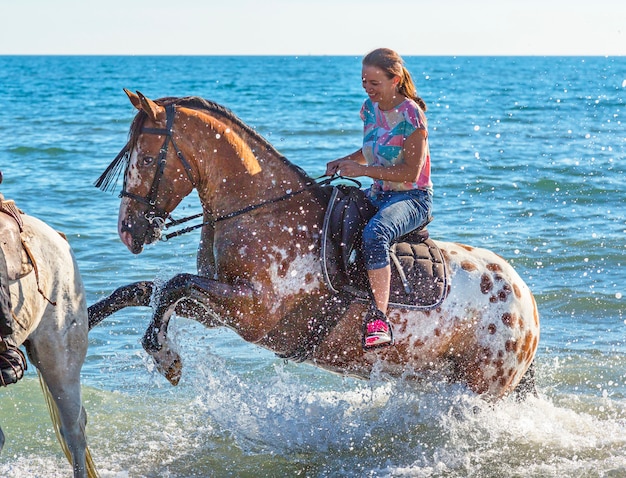 mujer y caballo appaloosa