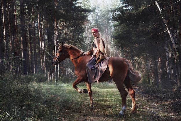 Mujer en un caballo Maquillaje rosa creativo en la cara.