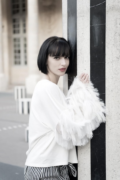 Mujer con cabello castaño en blusa blanca en parís francia Mujer sensual con maquillaje de labios rojos Chica de belleza con look de moda Modelo de moda con estilo glamour Moda y look de belleza