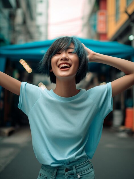 una mujer de cabello corto con una camisa azul con las manos por encima de la cabeza.