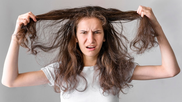 Mujer con cabello enredado