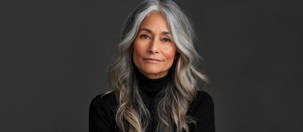 Foto mujer de cabello gris y camisa negra