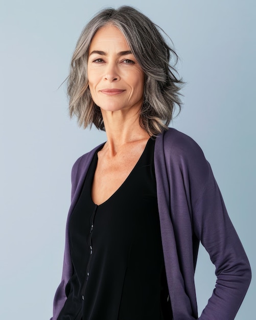 Foto una mujer de cabello gris con un cardigan púrpura