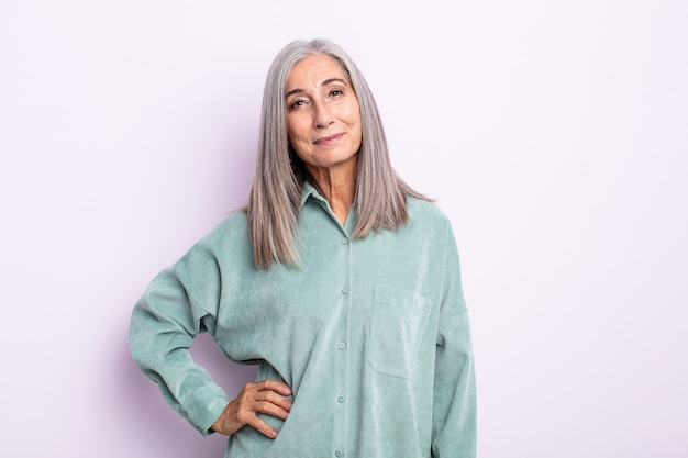 Foto mujer de cabello gris de mediana edad que parece orgullosa, segura de sí misma, fresca, descarada y arrogante, sonriente, sintiéndose exitosa