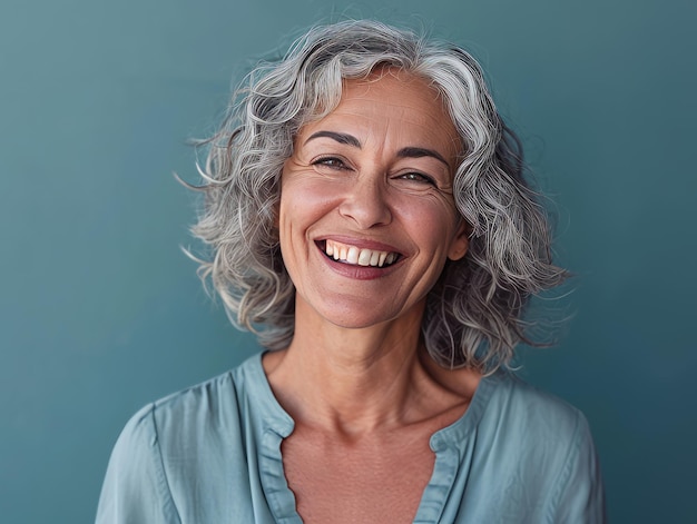 Foto una mujer de cabello gris y una sonrisa