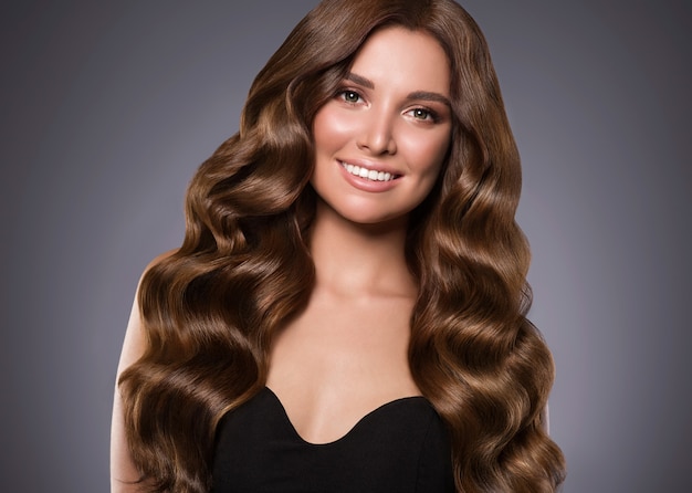 Foto mujer de cabello hermoso peinado rizado femenino. tiro del estudio.