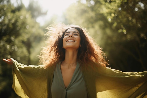 una mujer con cabello largo y una bufanda amarilla está sonriendo y sonriendo