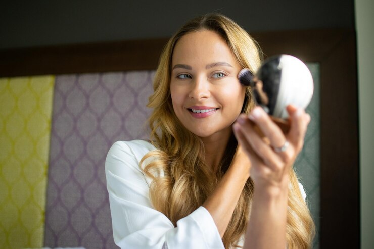 Foto una mujer de cabello largo se está aplicando maquillaje.