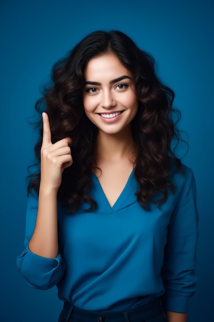 La mujer con el cabello largo está sonriendo y señalando al lado de la IA generativa