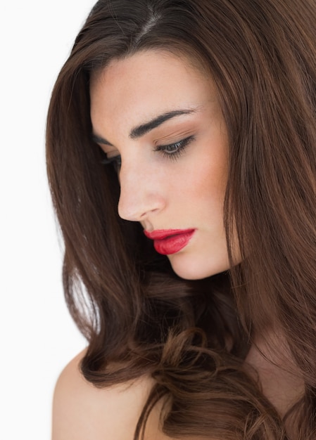 Mujer con cabello largo y labios rojos