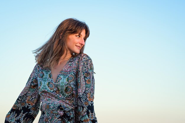 Foto mujer de cabello largo de pie en la playa