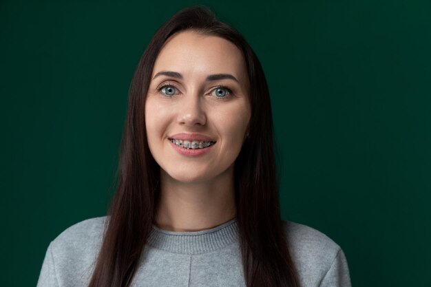 Mujer con cabello largo y sonrisa