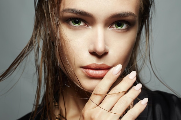 Mujer con cabello mojado y maquillaje