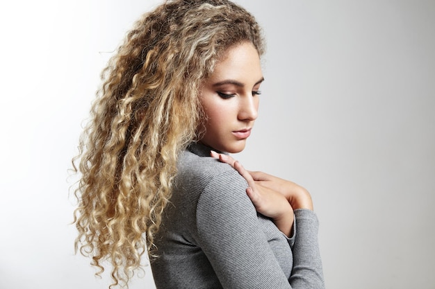 Mujer con cabello rizado rubio