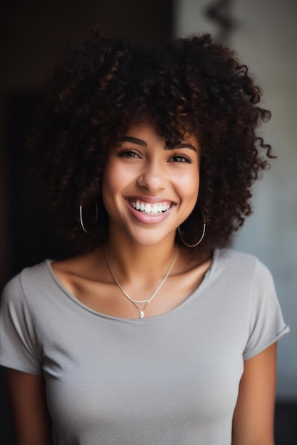 una mujer con el cabello rizado sonríe con una sonrisa que dice natural