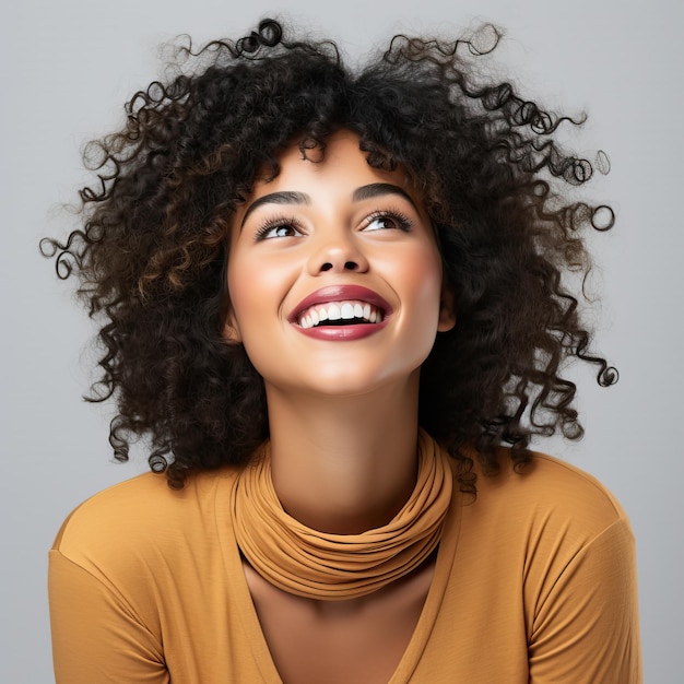 una mujer con el cabello rizado sonriendo con las palabras "te quiero" en su cara