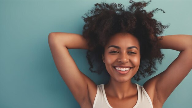 Una mujer con el cabello rizado sonriendo