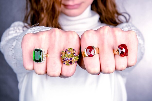 una mujer de cabello rojo y un anillo que dice esmeraldas