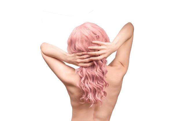 mujer con cabello rosa y rizado