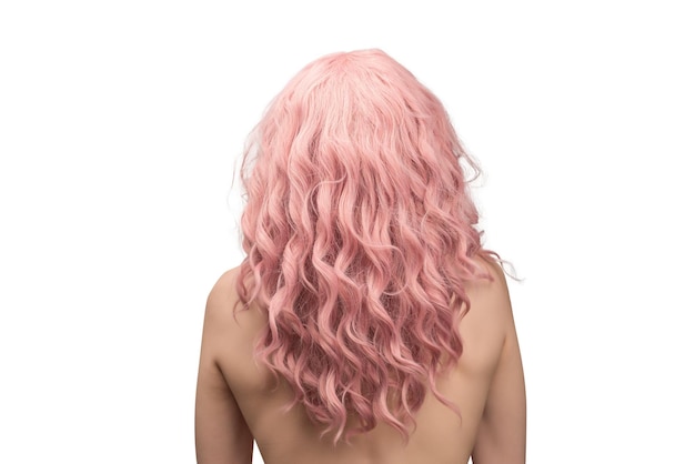 mujer con cabello rosa y rizado