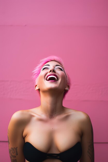 una mujer con cabello rosa sonriendo y con una camisa rosa.