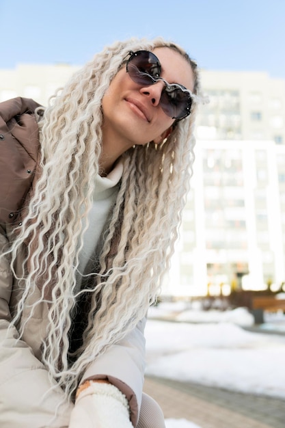 Mujer con cabello rubio largo y gafas de sol